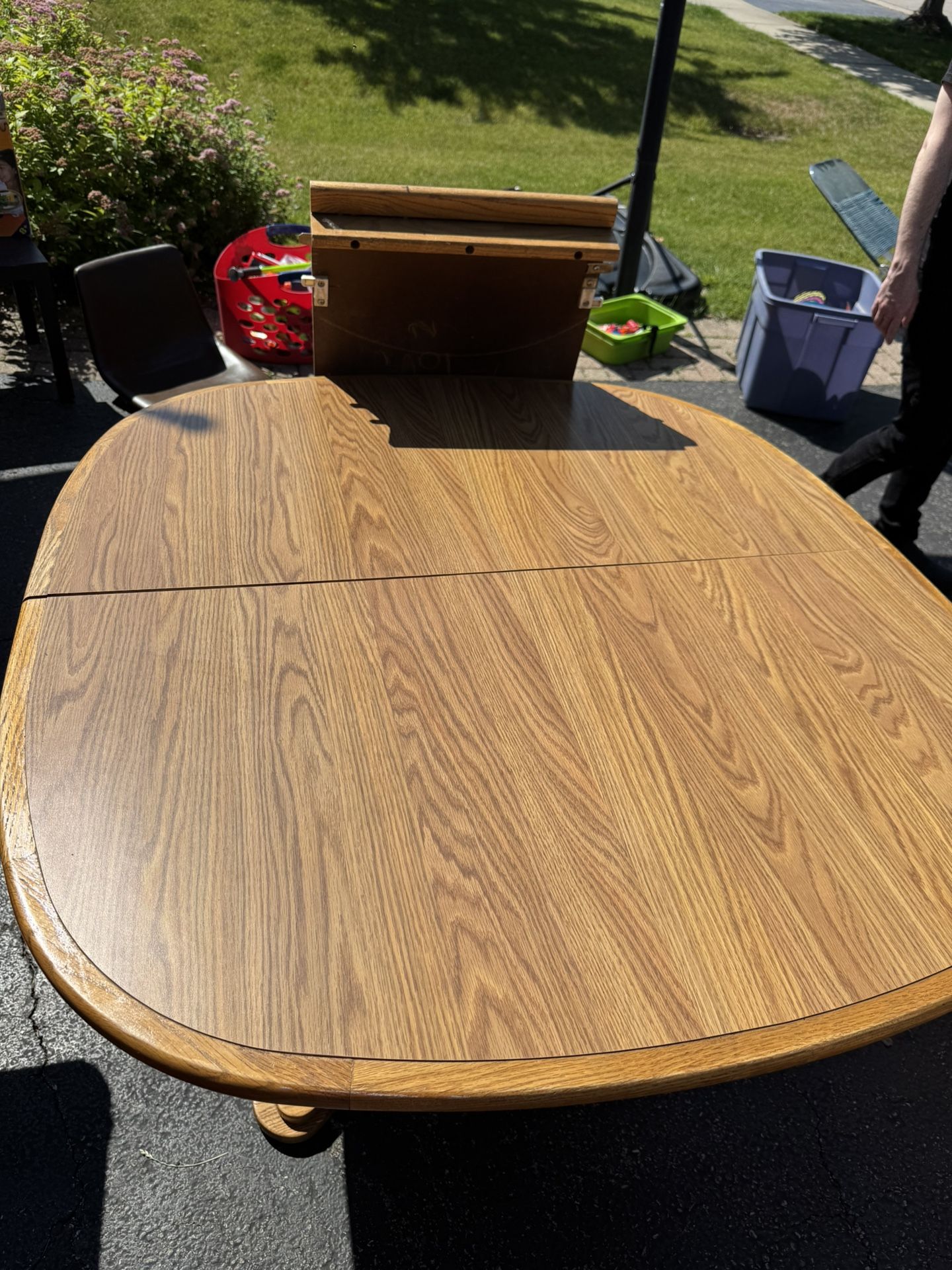 Table with leaf
