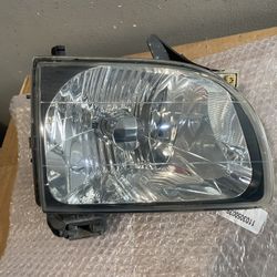 2001-2004 Toyota Tacoma Right Headlight 