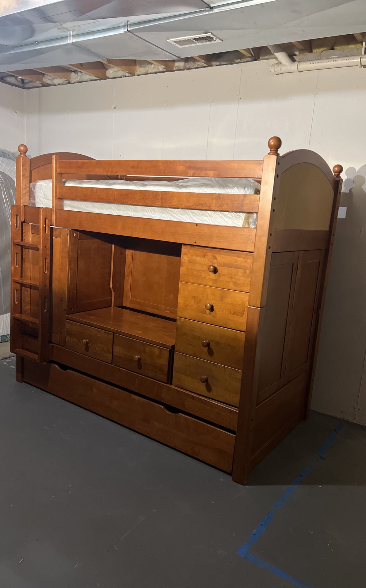 Solid wood bunkbed With desk and drawers