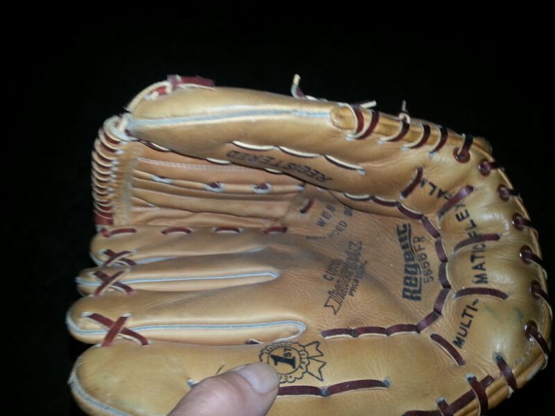 Baseball glove, kids size, great shape and already broken in. Xmas is near! Left handed