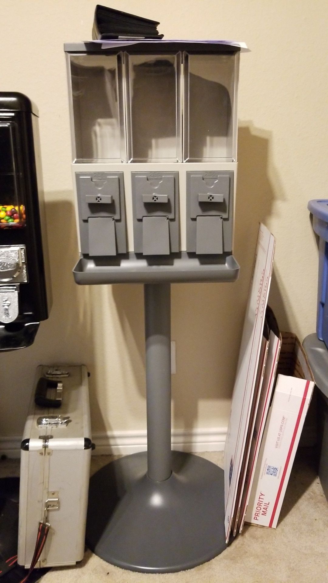 VENDSTAR 6000 3 SLOT CANDY MACHINE