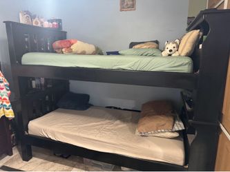 Twin bunk bed