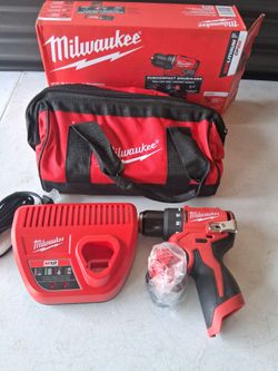Milwaukee m12 subcompact brushless 3/8" drill driver kit