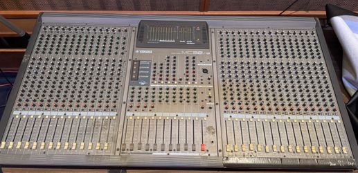 Yamaha MC32/12 32-Channel Professional Mixer