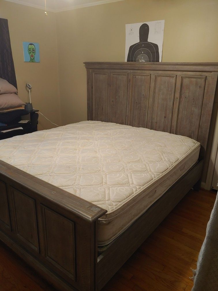 King Size Bed With Dresser And Mirrors Comes With It