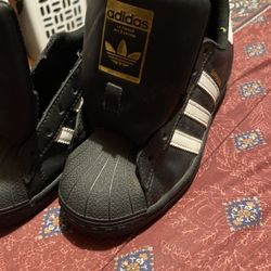 Black Adidas super Star
