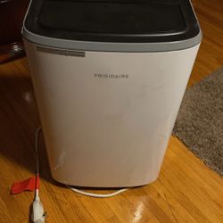 FRIGIDAIRE FLOOR MODEL AIR CONDITIONER  12,000 BTU
