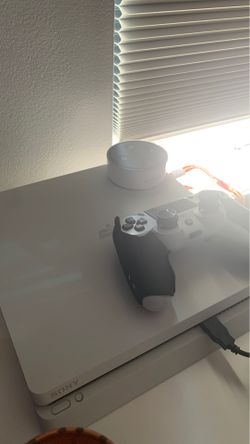 Ps4 Slim ‘Glacier white’ Bundle with console, controller and lots of games *READ DESC*