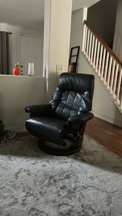 Leather recliner good condition