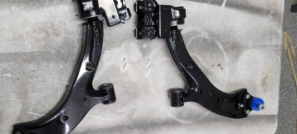 07-11 Honda CR-V Front Lower Control Arm Assembly