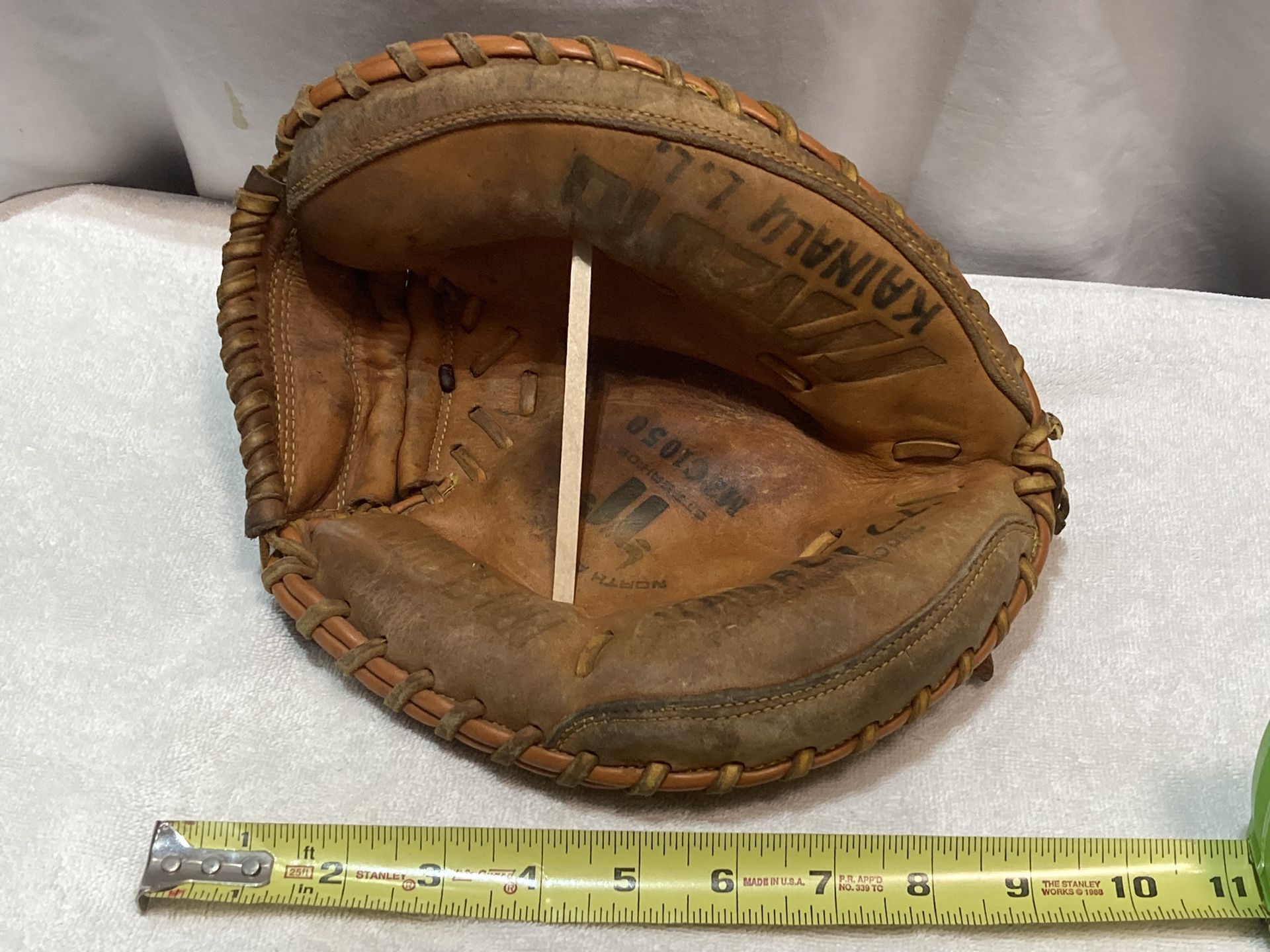 Used MIZUNO YOUTH RIGHT HANDED CATCHER’S MITT