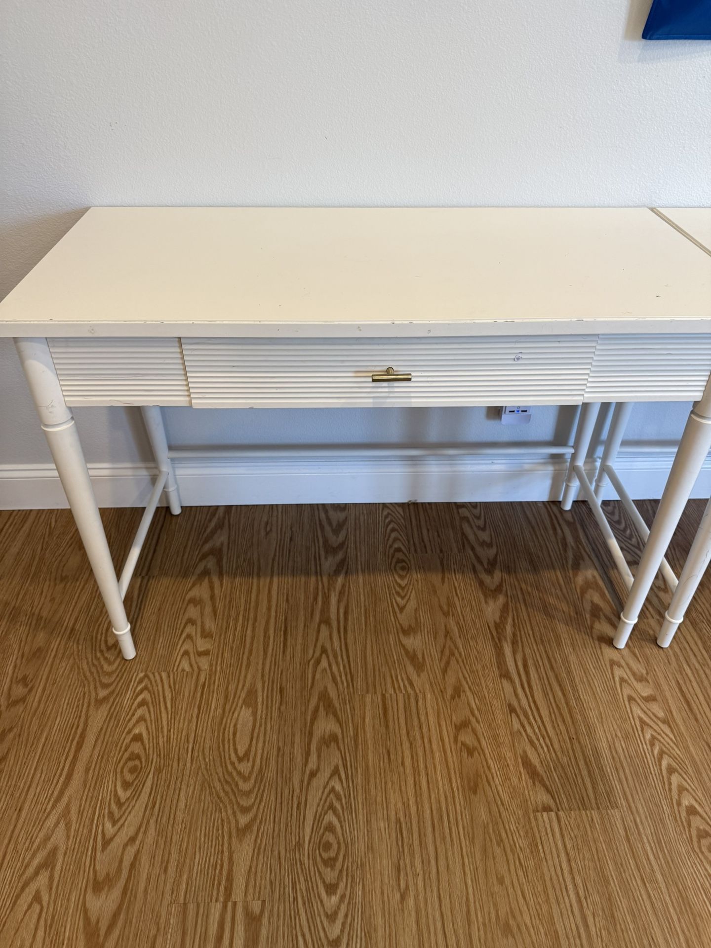 White Threshold Desk (2)