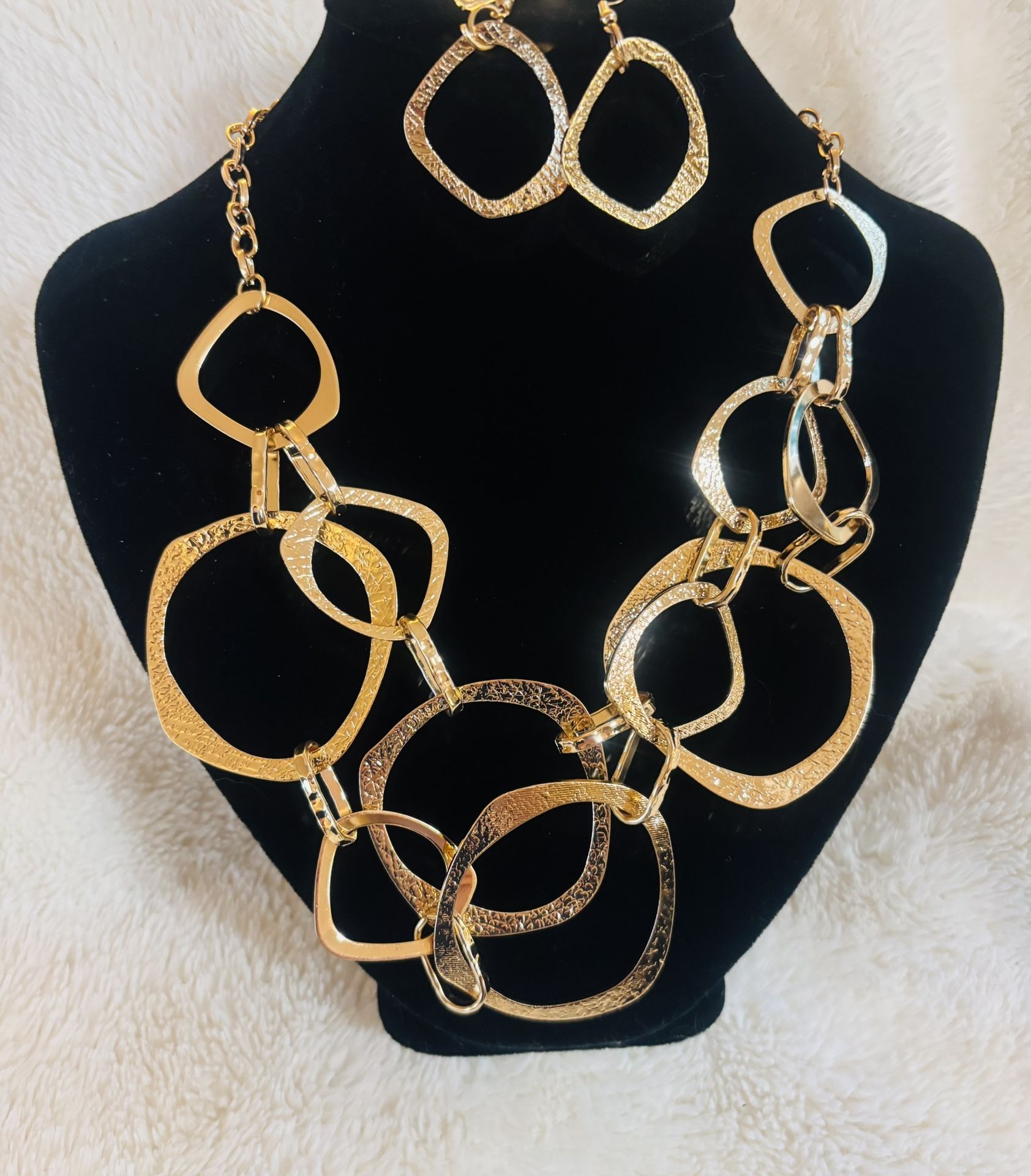 Boss Vibes Golden Necklace & Earrings Set