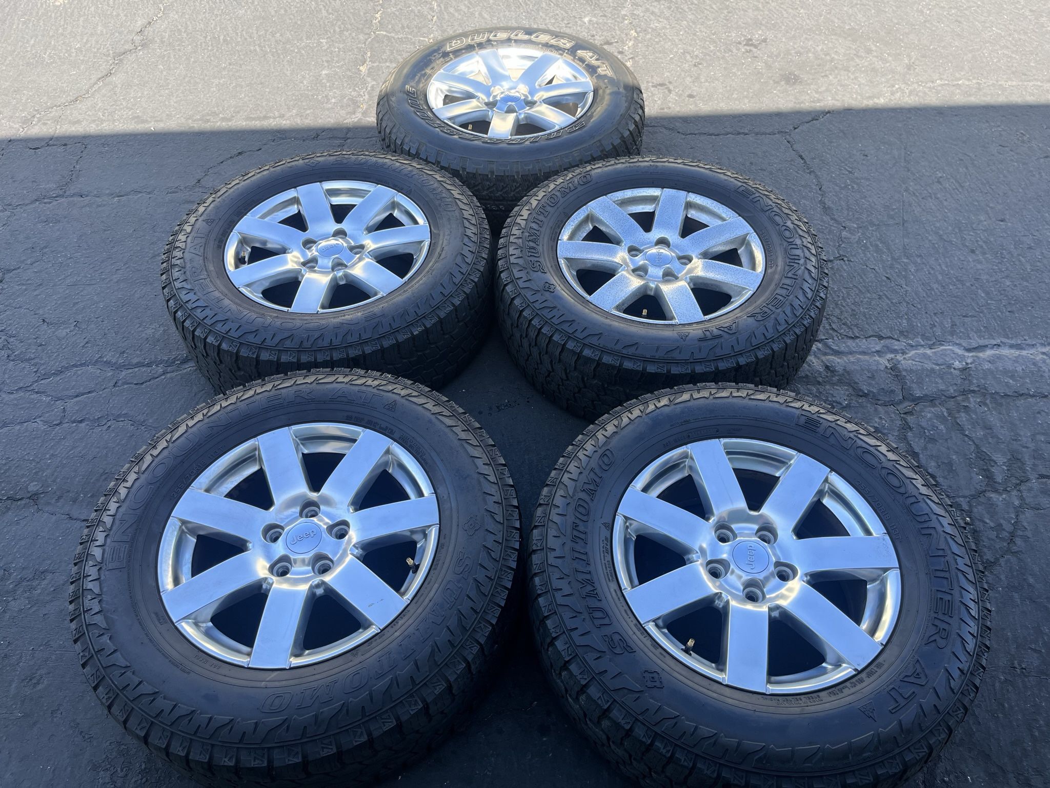 (5) 18” Jeep Wrangler Wheels 255/70R18 Tires 