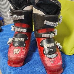 Salomon kids ski boots ...fit shoe size 2.5