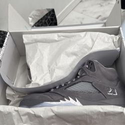 deadstock(new) Grey wolf 5’s 2026