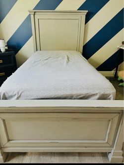DON’T BUY NEW!!!   Great price!!!  6 pieces. Twin bedroom set. 2 Twin Beds (2 headboards , 2 footboards ), 1 Dresser, 1 mirror. All in great cond.  Ad