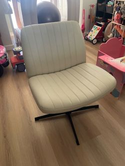 Wide seat office chair