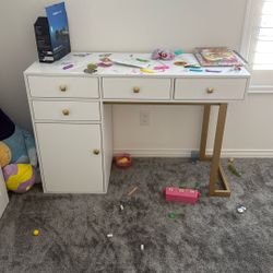 Nails Desk