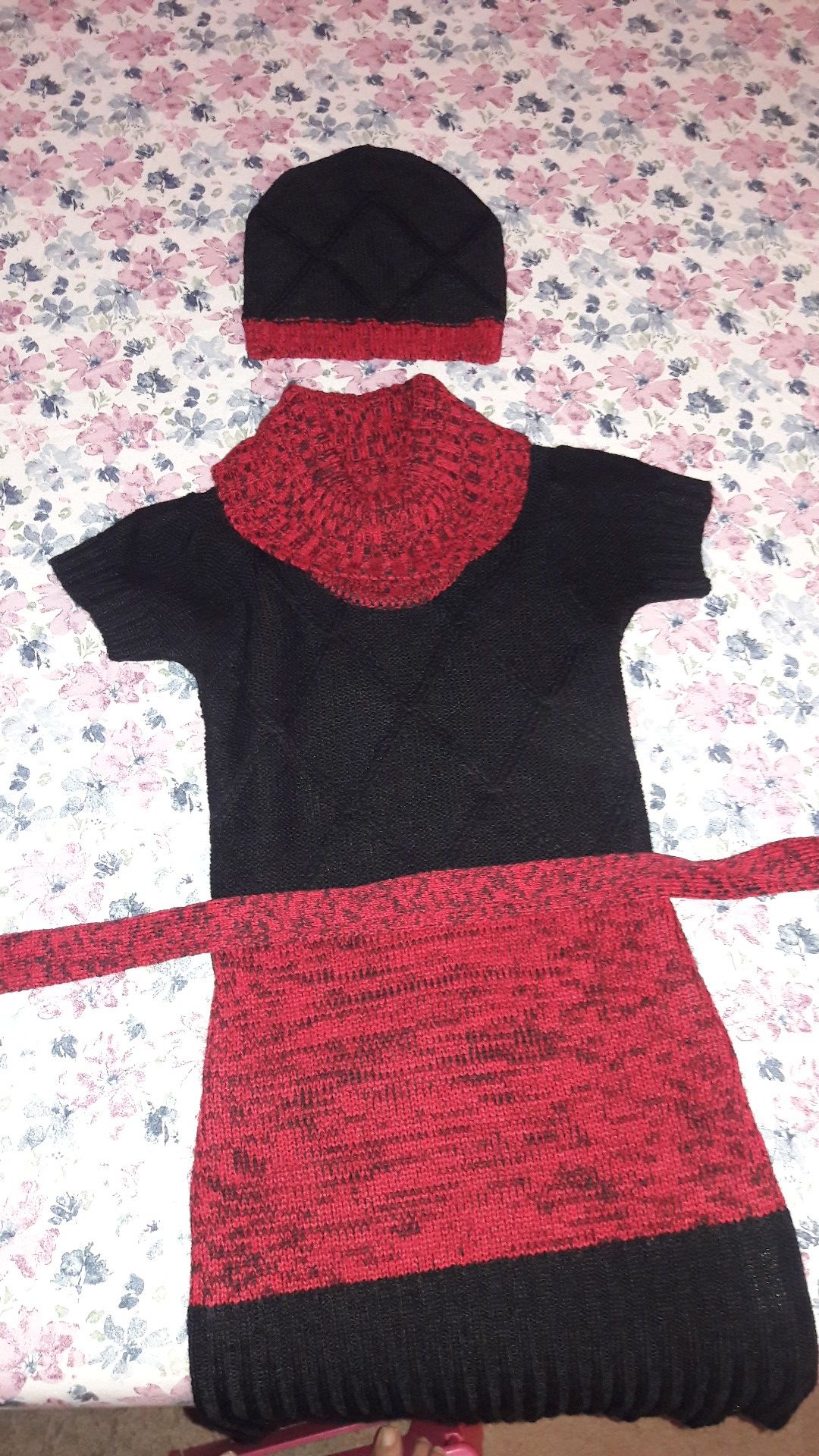 Traje con su gorro para el frío. $7 Y traje de vestir$15 Como nuevos.
