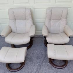 PAIR EKORNES STRESSLESS RECLINER CHAIRS AND OTTOMANS