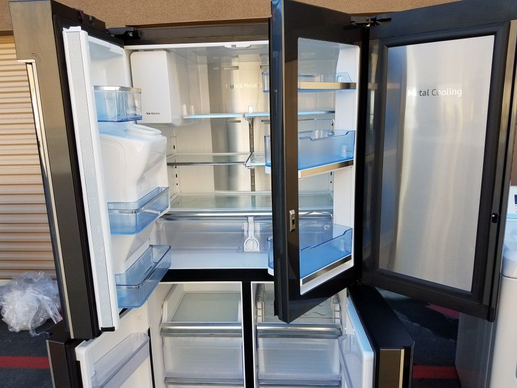 like new Samsung black stanless refrigerator