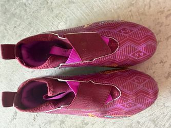 Nike boys, soccer cleats 2.5
