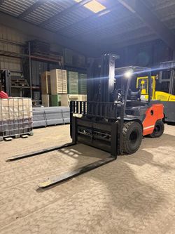 2017 Toyota 11,000 lbs capacity forklift