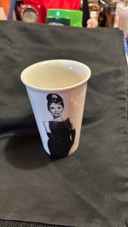 Audrey Hepburn as Holly Golightly in Breakfast at Tiffany’s Mug by Vandar