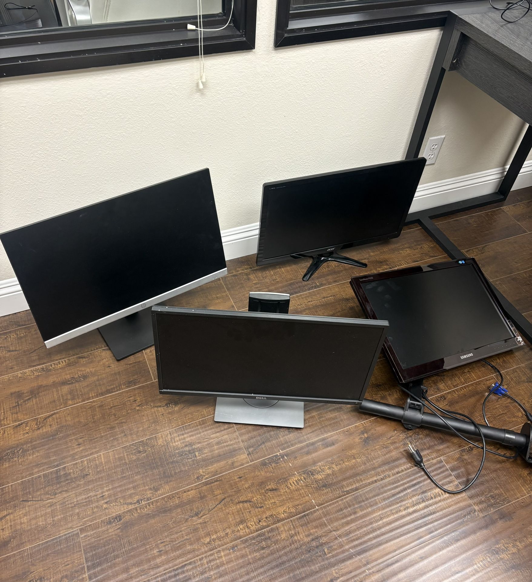 4 Computer Screens