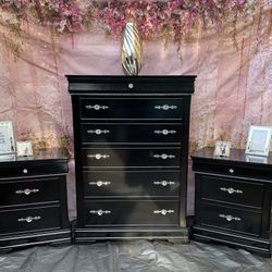 Beautiful Classic Style Dresser Set Solid Wood Brand Davys INTL Set Has Been Refurbished!🌺