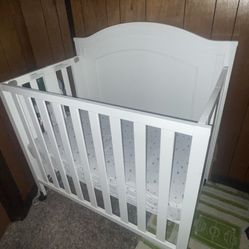 DaVinci Charlie Folding Portable 3-in-1 Convertible Mini Crib and Twin Bed in White And Mattress 