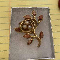 Beautiful tree nest egg pendant