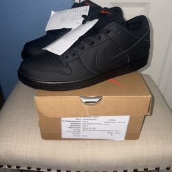 Nike SB Dunk Low Pro Triple Black SAMPLE