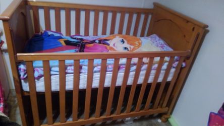 Like new baby crib turns into toddler bed/ it also comes with dresser