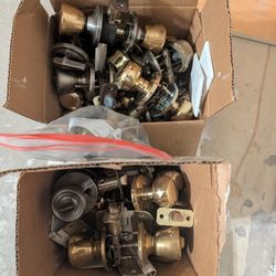 8-10 Used Door Knobs With Keys. 