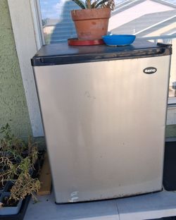 Mini refrigerator sanyo