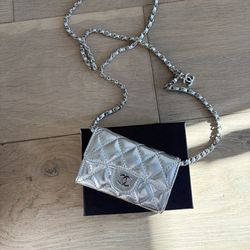 Crossbody flap in Platinum