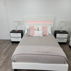 QUEEN SIZE BED AND TWO NIGHTSTANDS  ( MATTRESS NOT INCLUDED) 🆕️ 