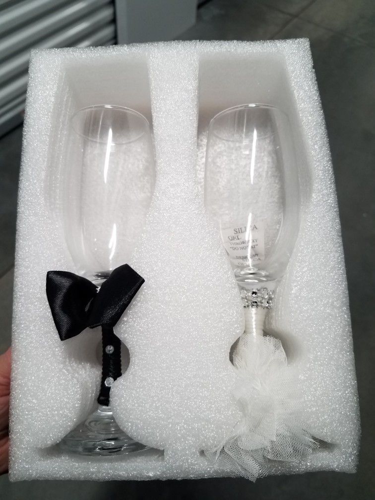 Bride & Groom Toasting Flutes