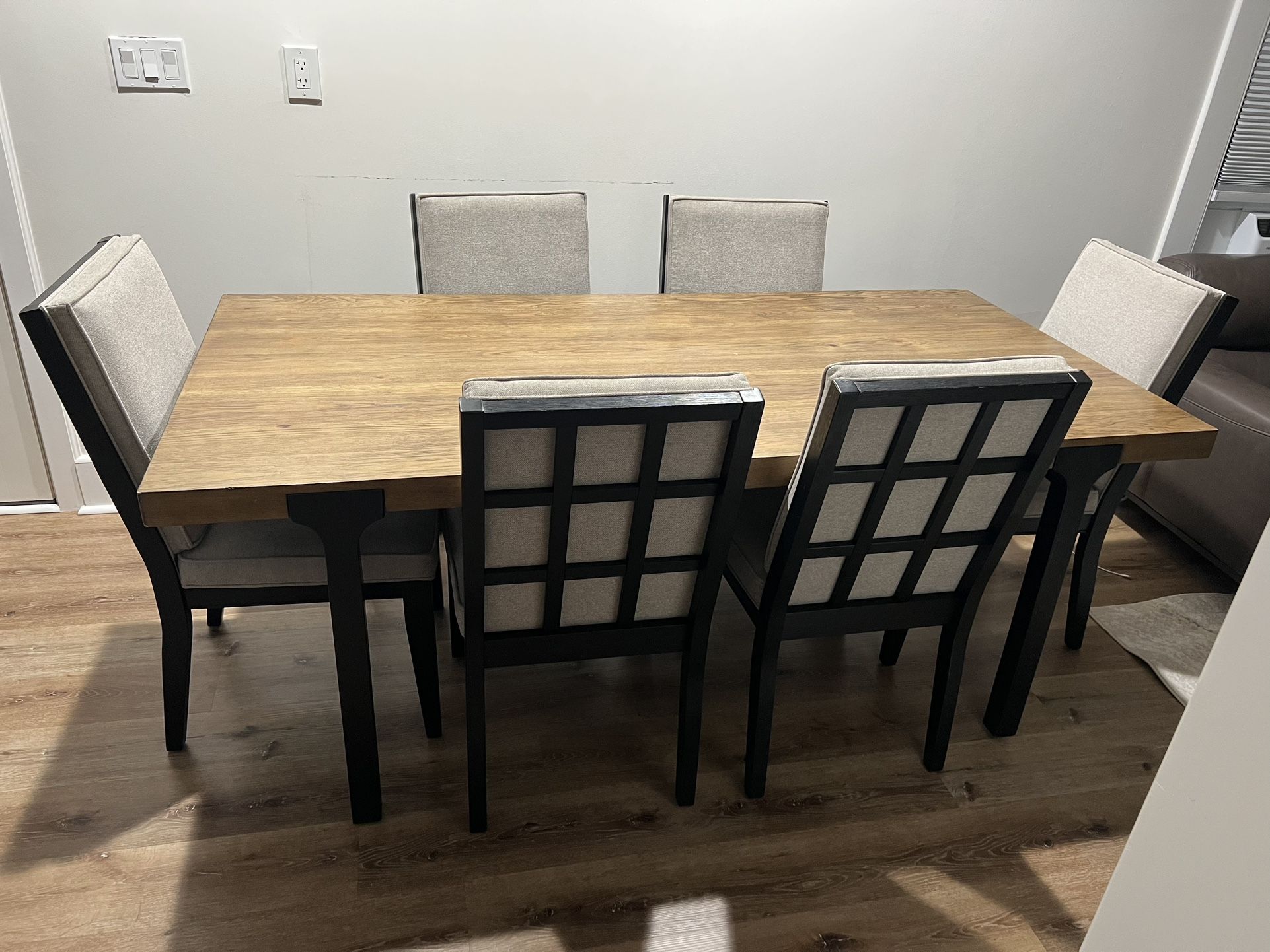 🪑 6-Piece Wood Dining Table Set – Excellent Condition