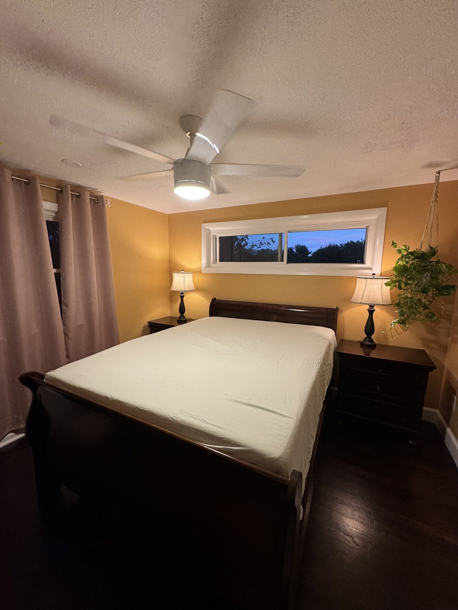 Queen Sleigh Bed With End Tables And Lamps