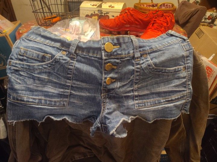 Women's No Boundaries Brand Cut-Off Blue Jean Denim Jean Shorts (SIZE: 13)
