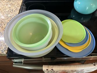 Tupperware bowl set