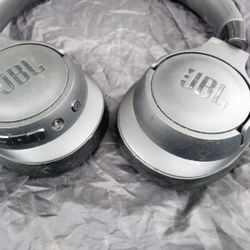 New Out Of The Box JBL 720BT Over The Ear Bluetooth Headphones Noise Cancelling. 