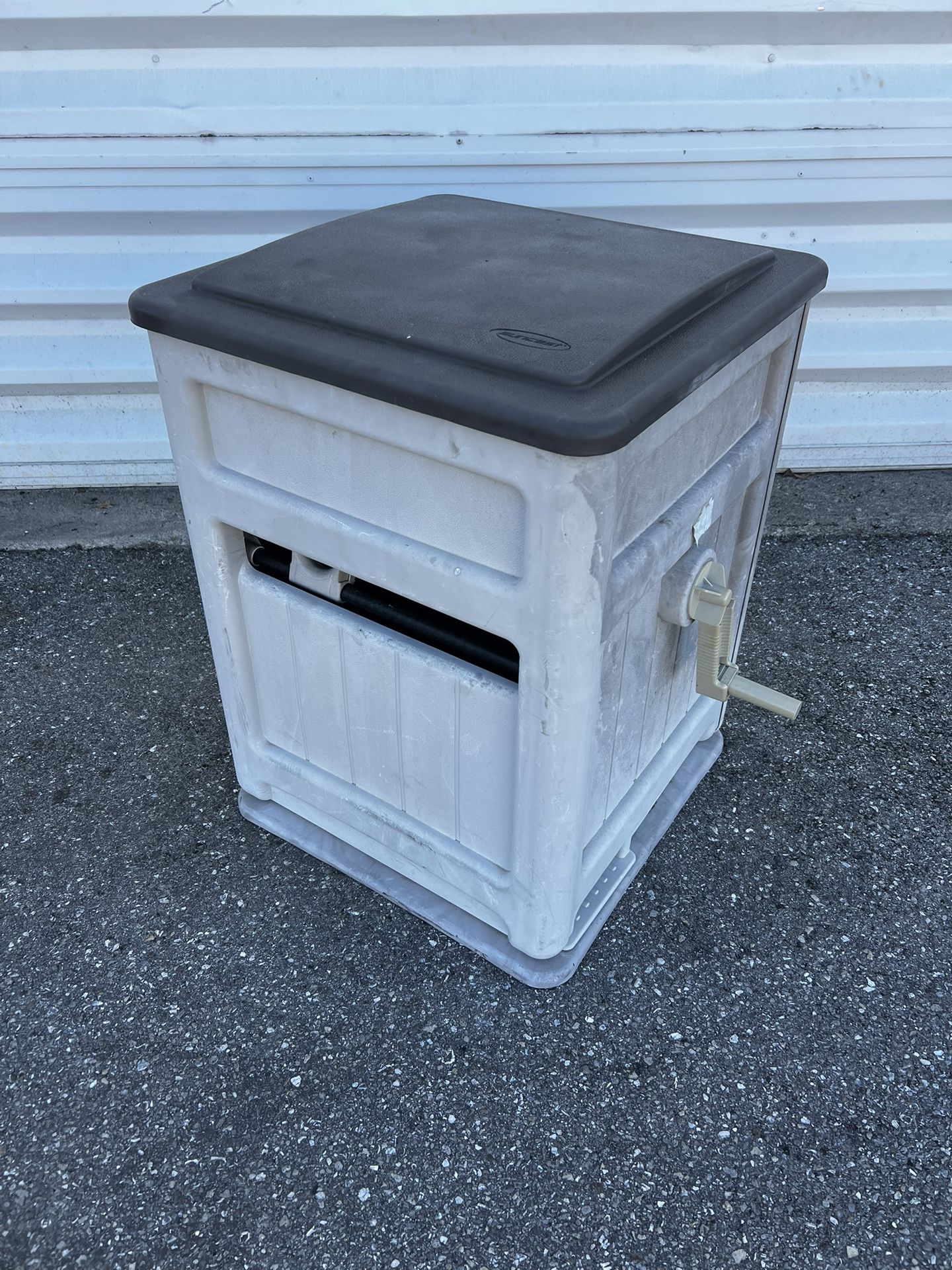 Suncast Hose Hideaway 225' Outdoor Garden Hose Reel with Storage Bin and Hose Guide! Retails $89 21x21x29in