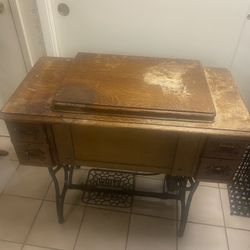 Antique White Rotary Sewing Machine With Table 