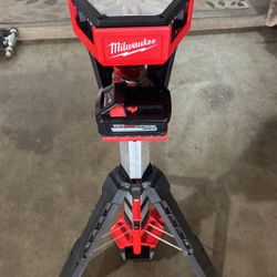 Milwaukee Tower Light M18 And Battery 8.0