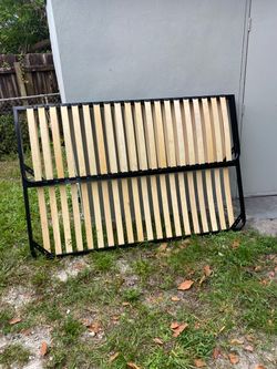 Heavy-Duty Metal Platform Bed Frame with Wooden Slats – Great Condition