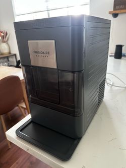 Fridgidaire 33lb Countertop nugget ice maker